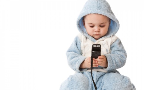 Какой телефон подарить своему ребенку