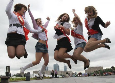 выпускницы школы в прыжке